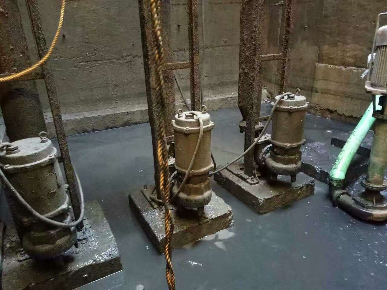 修武污水池清理